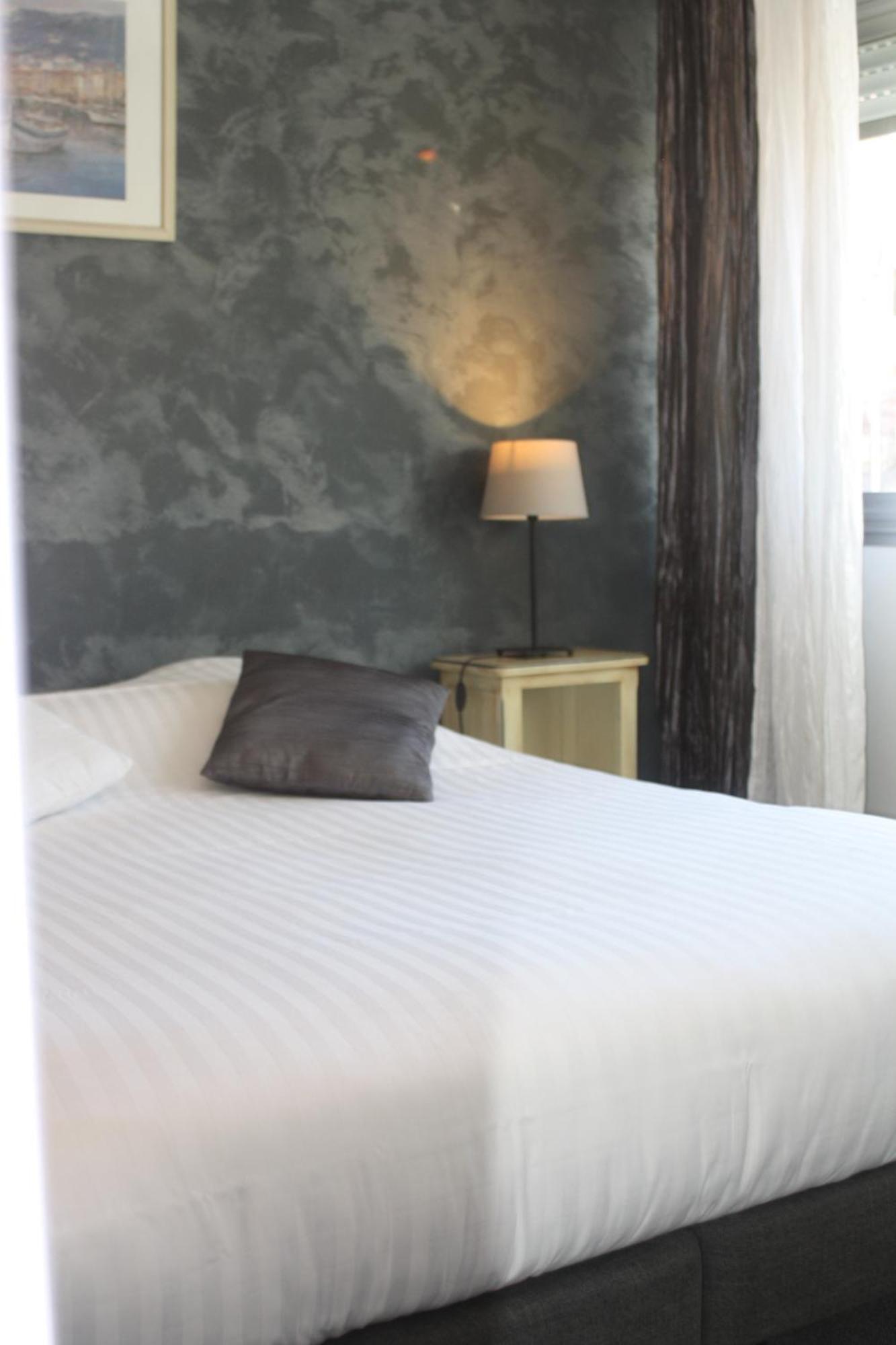 Logis Hotel Du Midi Salon-de-Provence Dış mekan fotoğraf
