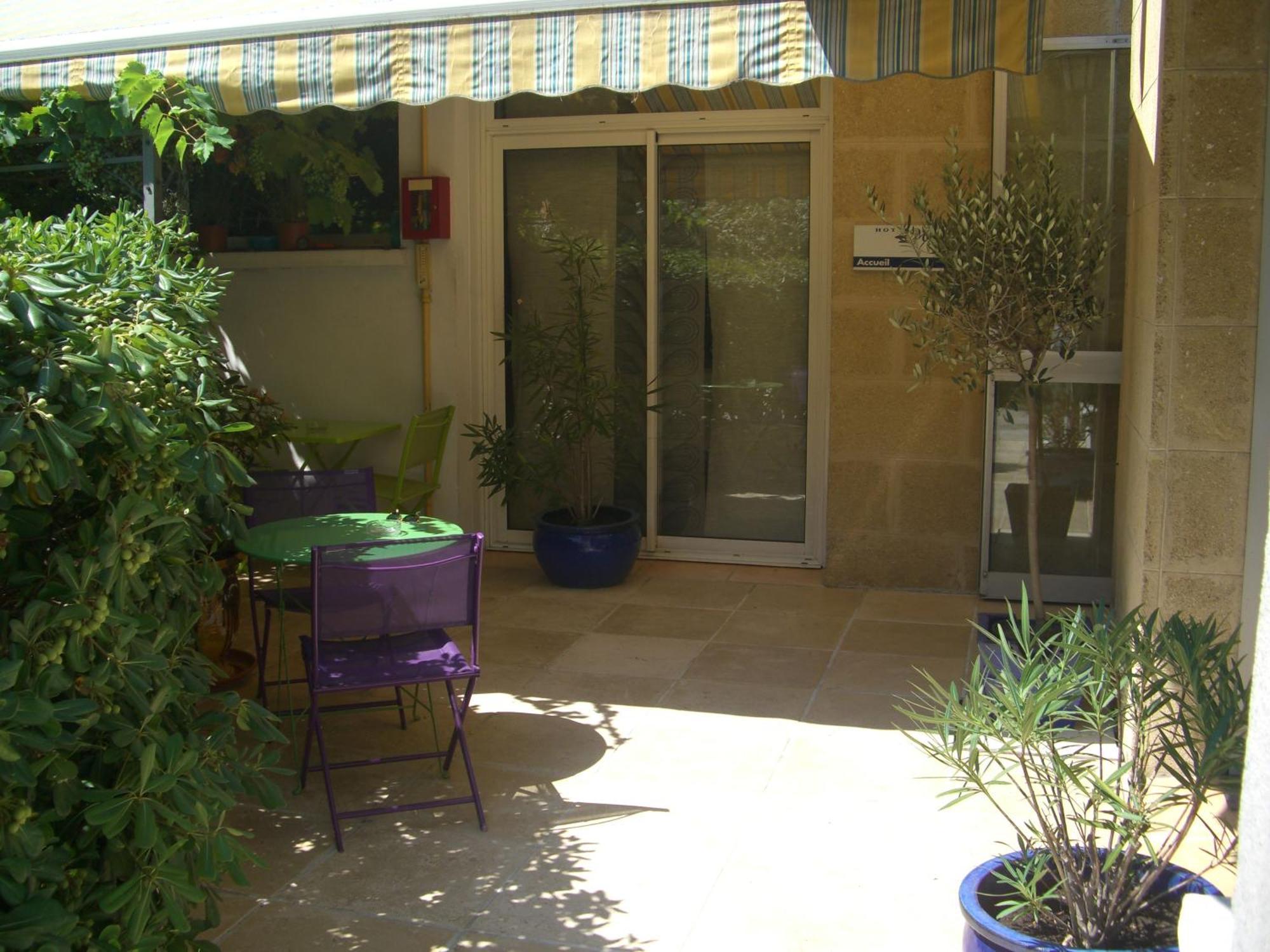 Logis Hotel Du Midi Salon-de-Provence Dış mekan fotoğraf